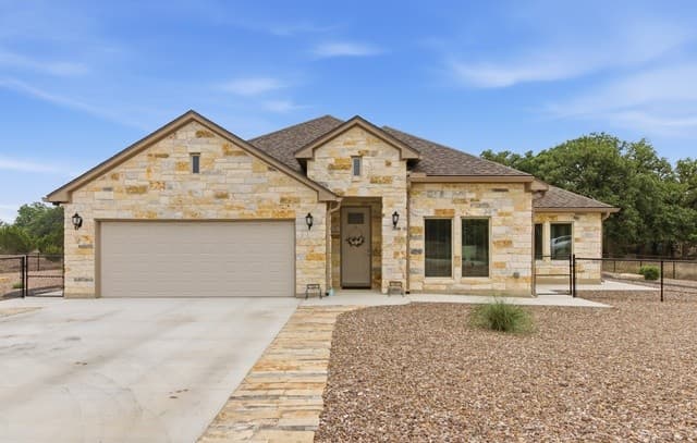 3-bedroom rental at 326 Park Rd in Bandera, TX — photo 1