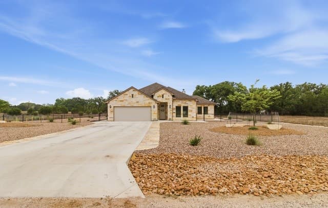3-bedroom rental at 326 Park Rd in Bandera, TX — photo 2
