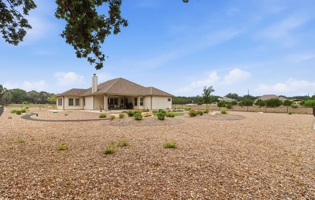 3-bedroom rental at 326 Park Rd in Bandera, TX — photo 3