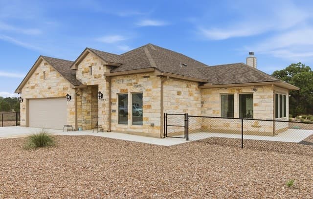 3-bedroom rental at 326 Park Rd in Bandera, TX — photo 4