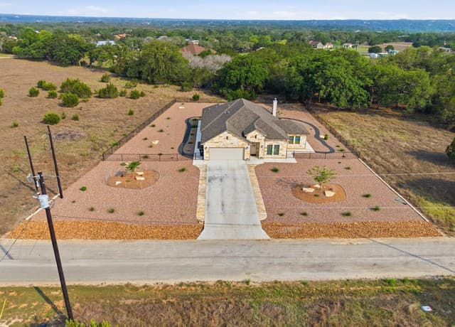 3-bedroom rental at 326 Park Rd in Bandera, TX — photo 5