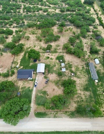 3-bedroom rental at 1213 County Rd 1670 in Moore, TX — photo 2
