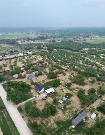 3-bedroom rental at 1213 County Rd 1670 in Moore, TX — photo 3