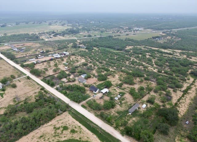 3-bedroom rental at 1213 County Rd 1670 in Moore, TX — photo 4