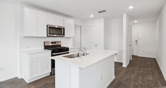 3-bedroom rental at 1006 Cholula Rd in San Antonio, TX — photo 2