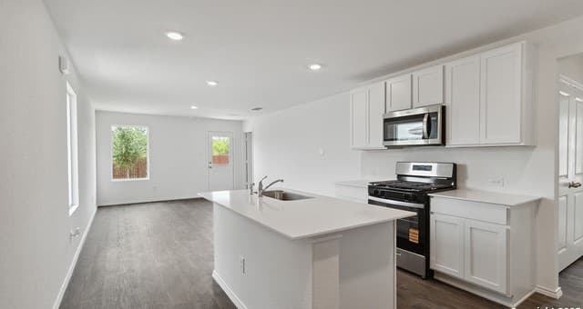 3-bedroom rental at 1006 Cholula Rd in San Antonio, TX — photo 3