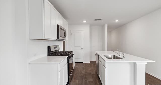3-bedroom rental at 1006 Cholula Rd in San Antonio, TX — photo 4