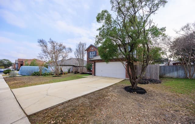 4-bedroom rental at 7414 Forest Stream in Live Oak, TX — photo 2