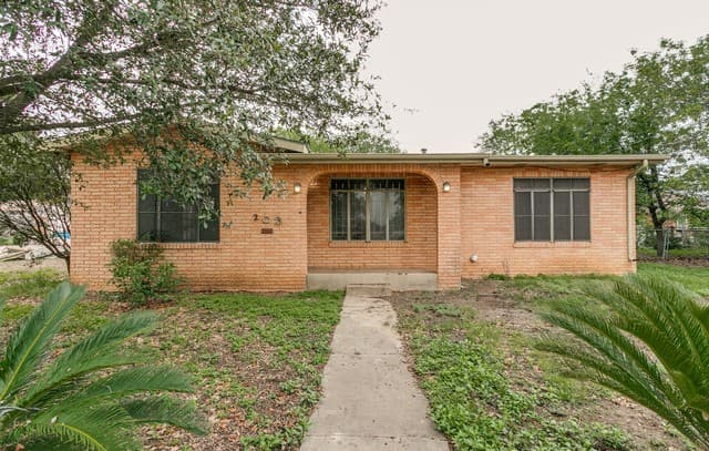 3-bedroom rental at 203 Paul Street in San Antonio, TX — photo 1