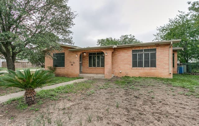 3-bedroom rental at 203 Paul Street in San Antonio, TX — photo 2