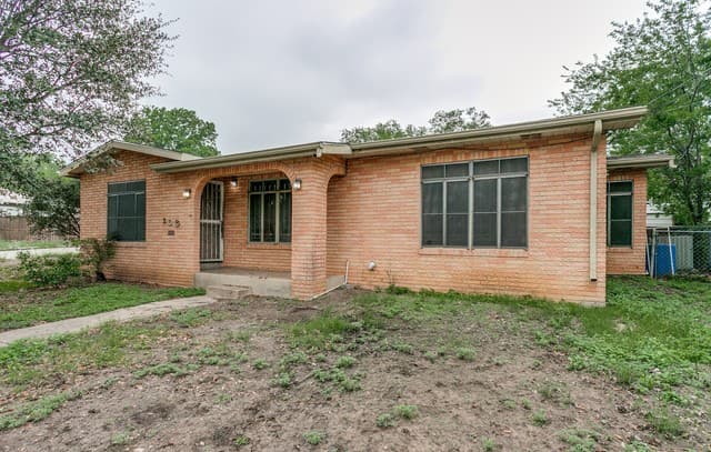 3-bedroom rental at 203 Paul Street in San Antonio, TX — photo 3