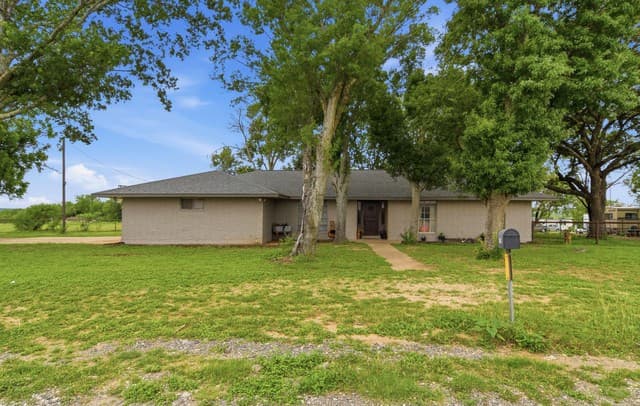 3-bedroom rental at 1195 Fm 471 N in Castroville, TX — photo 1