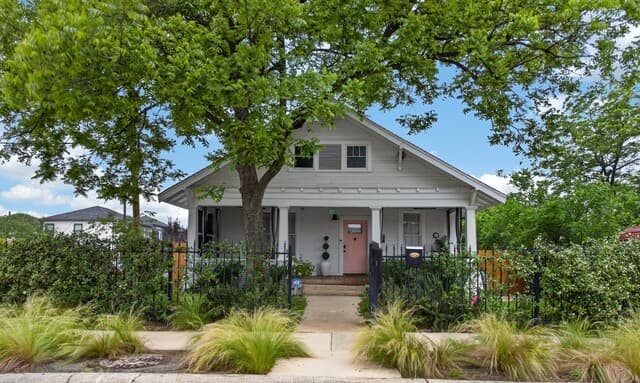 2-bedroom rental at 1401 Burnet in San Antonio, TX — photo 1