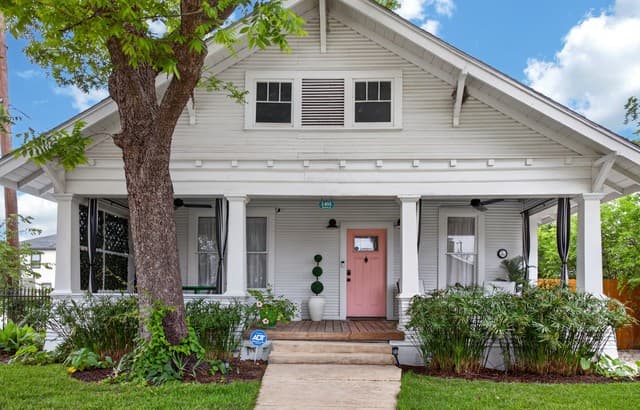 2-bedroom rental at 1401 Burnet in San Antonio, TX — photo 2