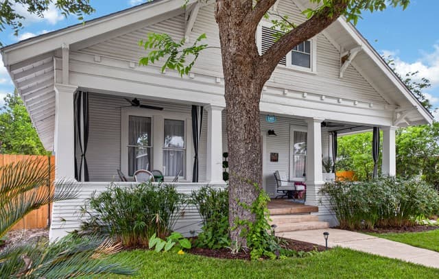 2-bedroom rental at 1401 Burnet in San Antonio, TX — photo 3