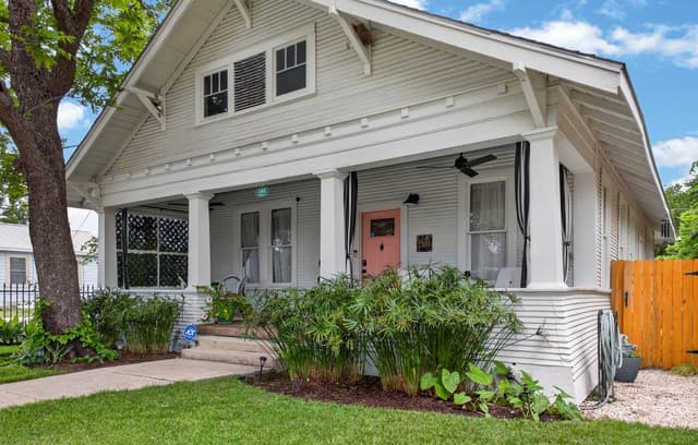2-bedroom rental at 1401 Burnet in San Antonio, TX — photo 4