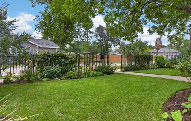 2-bedroom rental at 1401 Burnet in San Antonio, TX — photo 5