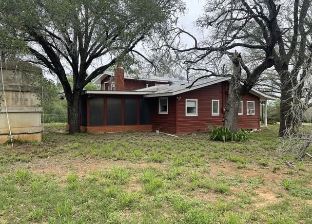 3-bedroom rental at 2279 N Hwy 16 in Jourdanton, TX — photo 2