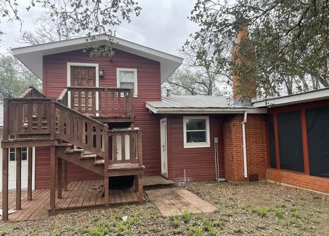 3-bedroom rental at 2279 N Hwy 16 in Jourdanton, TX — photo 3
