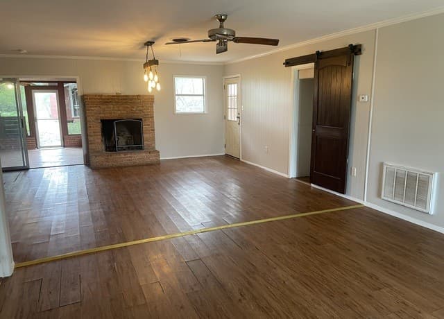 3-bedroom rental at 2279 N Hwy 16 in Jourdanton, TX — photo 4