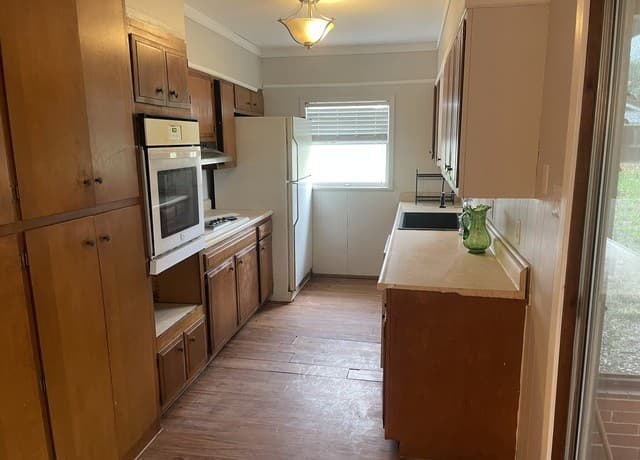3-bedroom rental at 2279 N Hwy 16 in Jourdanton, TX — photo 5