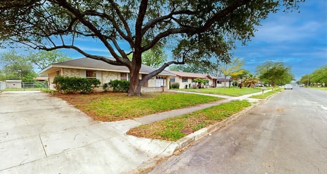 3-bedroom rental at 5058 Galahad Dr in San Antonio, TX — photo 2