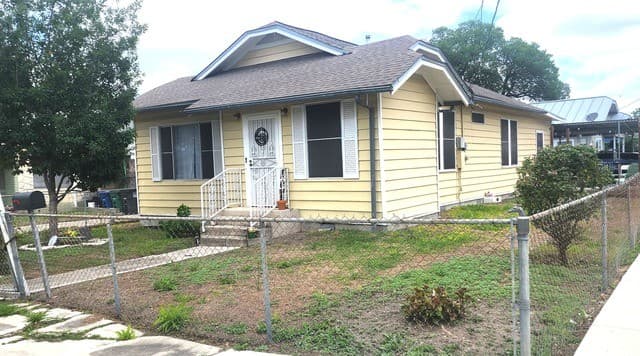 3-bedroom rental at 3303 W Travis St in San Antonio, TX — photo 1