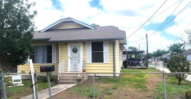 3-bedroom rental at 3303 W Travis St in San Antonio, TX — photo 2