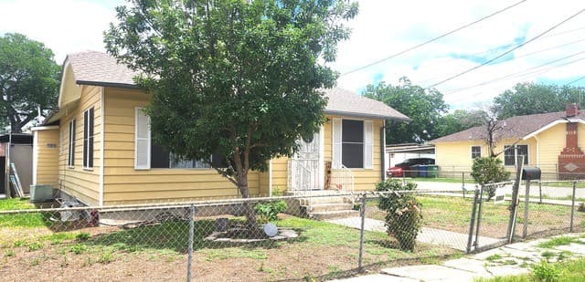 3-bedroom rental at 3303 W Travis St in San Antonio, TX — photo 3
