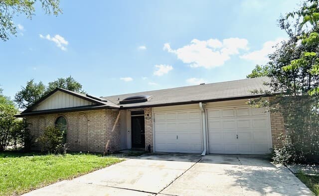2-bedroom rental at 5714 Woodcraft in San Antonio, TX — photo 1