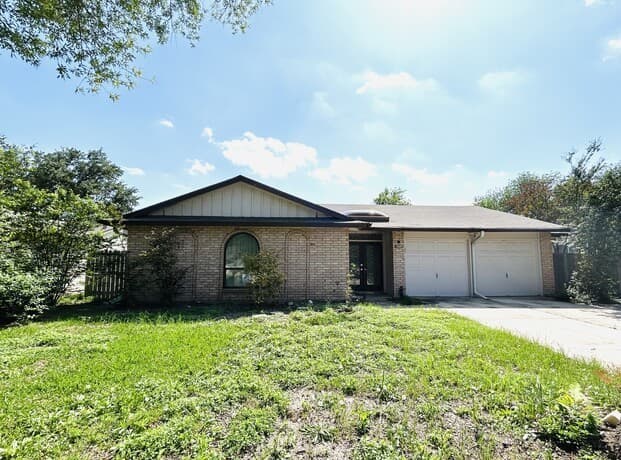 2-bedroom rental at 5714 Woodcraft in San Antonio, TX — photo 2