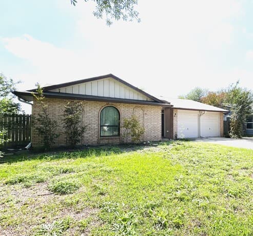 2-bedroom rental at 5714 Woodcraft in San Antonio, TX — photo 3