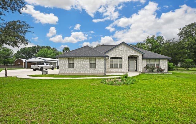 4-bedroom rental at 125 Red Oak Trl in Marion, TX — photo 1