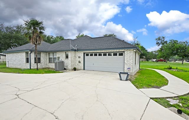 4-bedroom rental at 125 Red Oak Trl in Marion, TX — photo 2