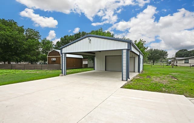4-bedroom rental at 125 Red Oak Trl in Marion, TX — photo 3