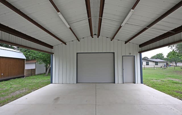 4-bedroom rental at 125 Red Oak Trl in Marion, TX — photo 4