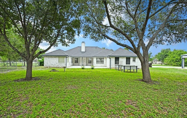 4-bedroom rental at 125 Red Oak Trl in Marion, TX — photo 5