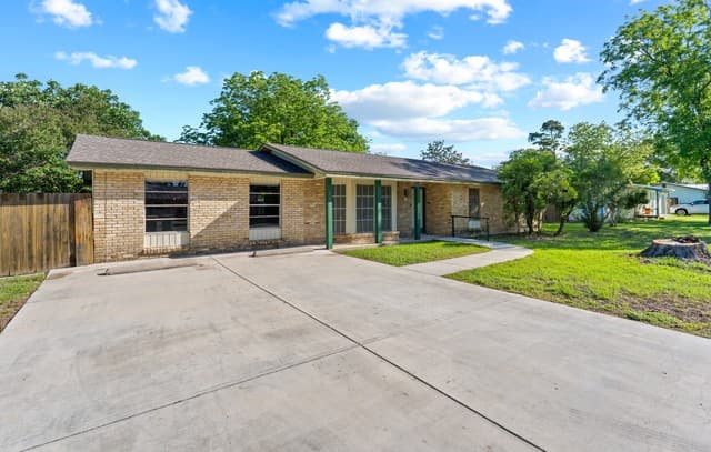 3-bedroom rental at 118 Richter Ave in Boerne, TX — photo 1