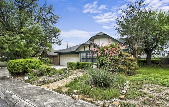 4-bedroom rental at 17111 Ivy Grn in San Antonio, TX — photo 2