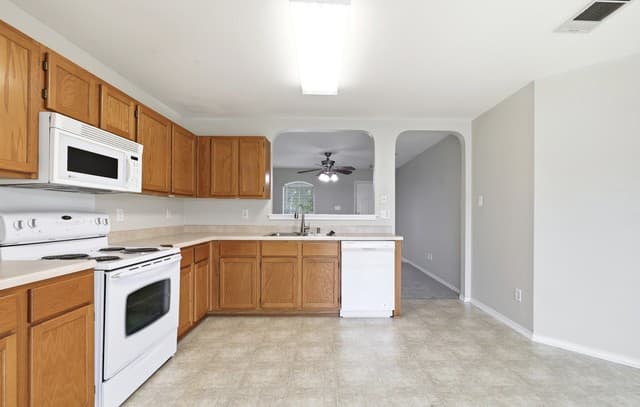 3-bedroom rental at 430 Bridle Rdg in San Antonio, TX — photo 4