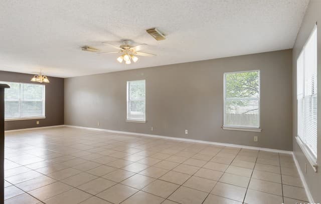 3-bedroom rental at 8310 Border Ridge Dr in San Antonio, TX — photo 5