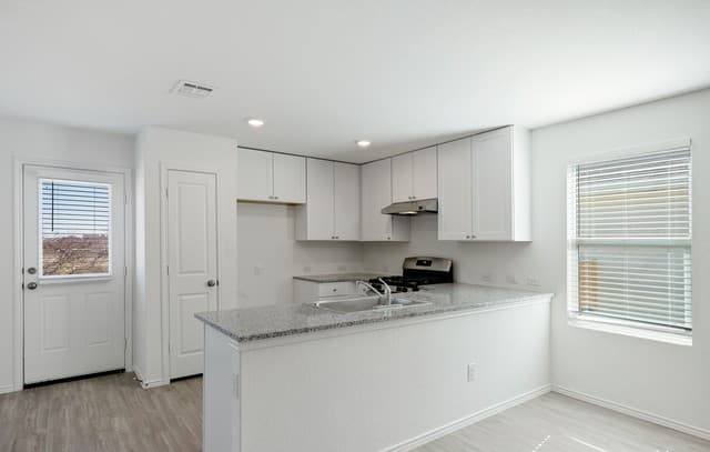 3-bedroom rental at 5510 Basil Chase in St Hedwig, TX — photo 5