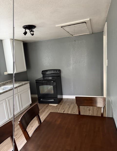 3-bedroom rental at 910 Lamar St in San Antonio, TX — photo 4