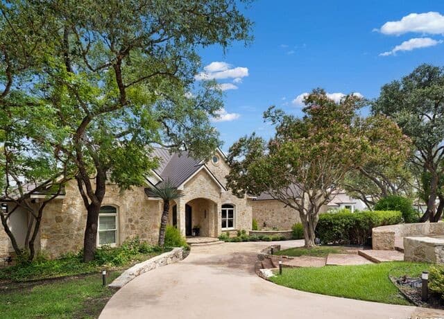 6-bedroom rental at 7 Davenport Lane in San Antonio, TX — photo 1