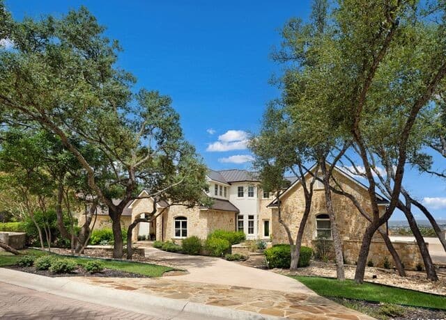 6-bedroom rental at 7 Davenport Lane in San Antonio, TX — photo 2