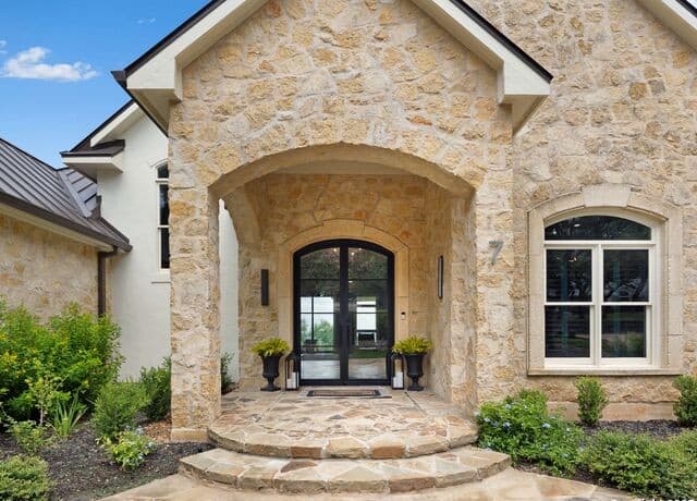 6-bedroom rental at 7 Davenport Lane in San Antonio, TX — photo 3