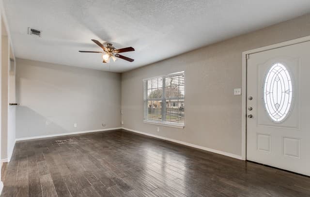 3-bedroom rental at 434 Olney Dr in San Antonio, TX — photo 2