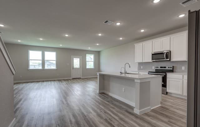 5-bedroom rental at 10503 Eddleman Cove in San Antonio, TX — photo 4