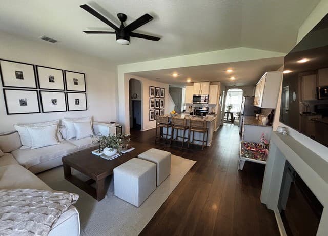 5-bedroom rental at 9607 Salers Spgs in San Antonio, TX — photo 3