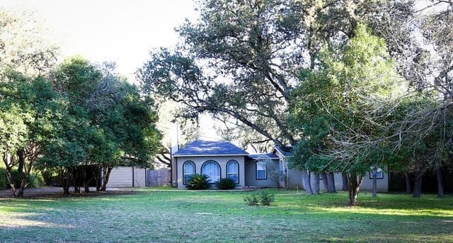 3-bedroom rental at 208 S Winston Ln in Castle Hills, TX — photo 2